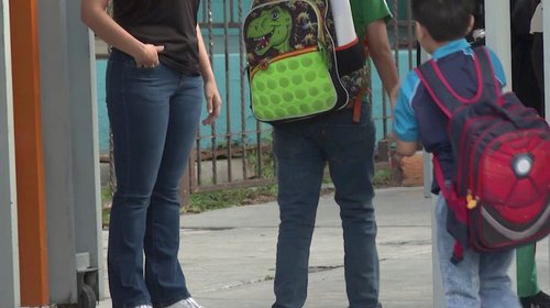 Defienden maestros de Coahuila cumplir con el calendario escolar