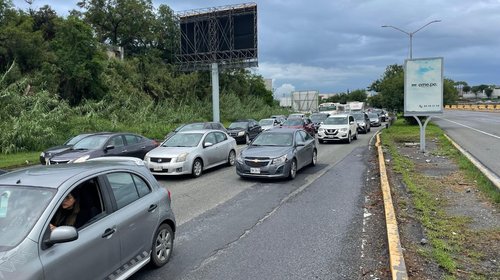 Amanece metrópoli regia entre embotellamientos por cierres viales