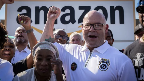 Inician trabajadores de Amazon en EUA huelga por acuerdo laboral