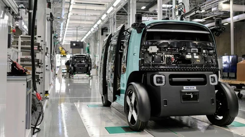 Fabricará Amazon 10,000 robotaxis al año; competirá con Waymo