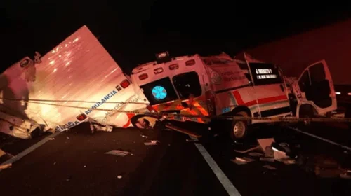 Mueren cuatro: choca ambulancia contra tráiler en vía a Laredo