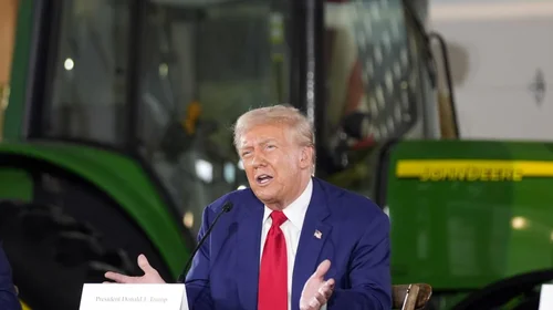 Trump amenaza a John Deere si mueve su producción a México