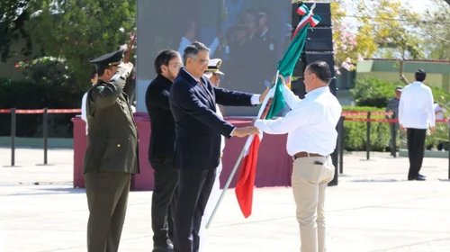 Américo Villarreal preside ceremonia del Día de la Bandera