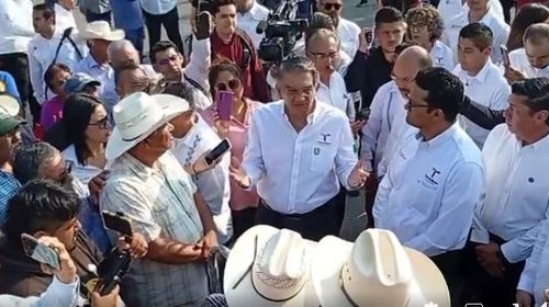 Américo Villarreal dialoga con ejidatarios por contratos eólicos