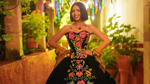 Acusa diseñador a Ángela Aguilar de no devolver dos vestidos