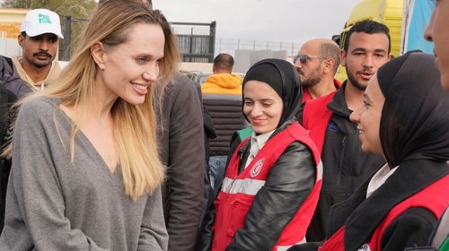 Visita Angelina Jolie a refugiados en frontera de Gaza