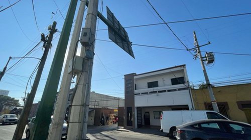 Reportan anuncio vial en riesgo de caer sobre la calle Washington