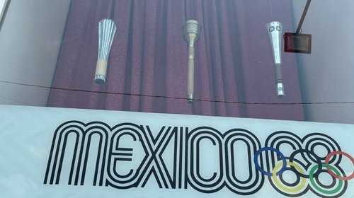 Aparecen antorchas olímpicas de colección… ¡en San Pedro!