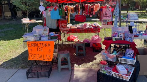 Aprovechan compras de última para ofertar envoltura de regalos