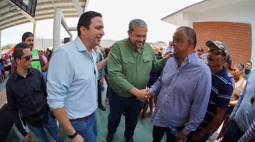 Apuesta entre alcaldes beneficia con equipo a escuela de Saltillo
