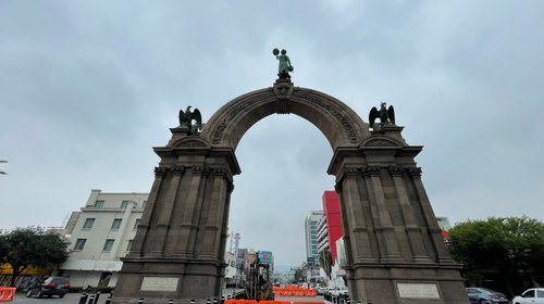 Colectivos frenan obras en el Arco de la Independencia