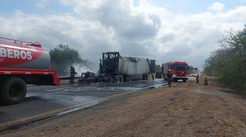 Arde tráiler cargado con carne en carretera Tampico-Mante