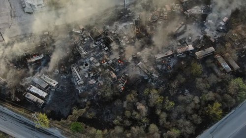 Arden decenas de camiones de ruta tras fuertes vientos en Juárez