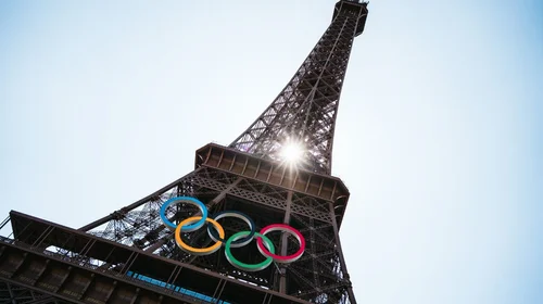 Desatan controversia los aros en la Torre Eiffel