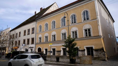 Arrestan a alemanes celebrando cumpleaños de Hitler en Austria