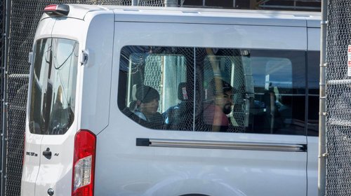 Arrestan a casi 380,000 migrantes en Gobierno Trump desde 2025