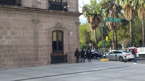 Arriban Samuel García y funcionarios al Palacio de Gobierno