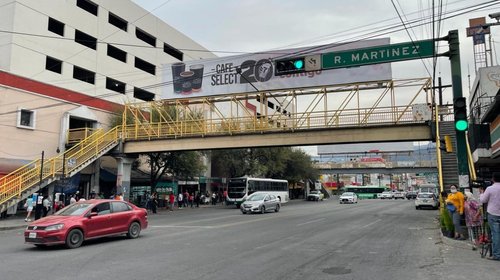Arriesgan su vida por no subir puentes peatonales