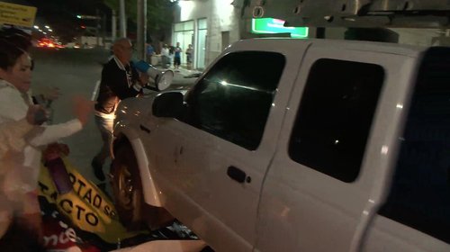 Arrollan a reporteros y manifestantes en medio de protesta
