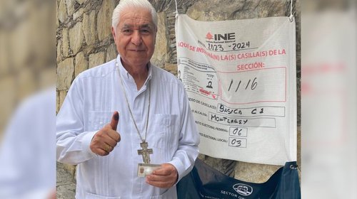 Arzobispo de Monterrey acude a votar; llama a cumplir el deber