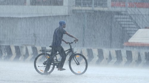 Asciende a 100 muertos por inundaciones al noroeste de India