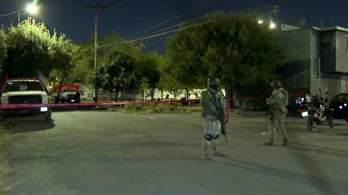 Ejecutan a balazos a hombre frente a parque en Escobedo