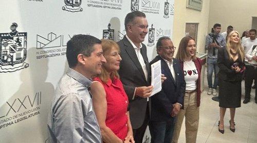Proponen prohibir licencia a gobernador para buscar Presidencia