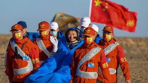Astronautas regresan tras 6 meses en estación espacial china