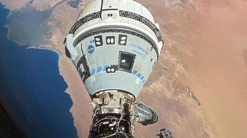 Astronautas varados en estación espacial deberán esperar: NASA