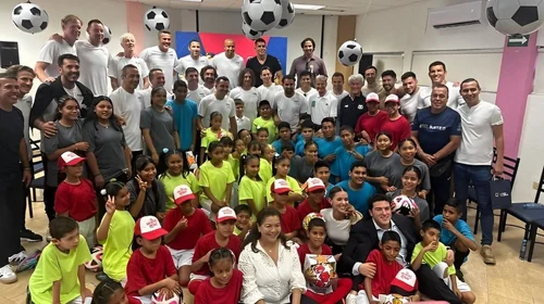 Astros del fútbol visitan a niños del DIF Capullos