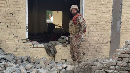 Ataque suicida en comisaría deja 23 muertos en Pakistán