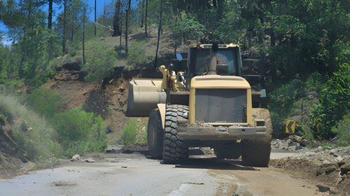 Atienden y reparan afectaciones en vías de la Sierra de Santiago