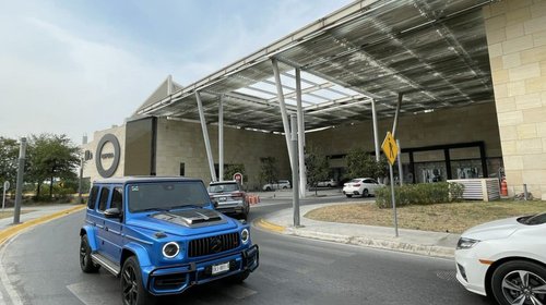 Atoran vialidad con puente... ¡en plaza comercial!
