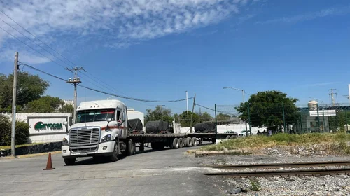 Atropella tráiler a hombre de la tercera edad en San Nicolás