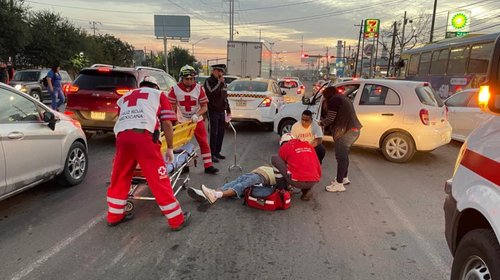 Atropellan a hombre con bastón; responsable se da a la fuga
