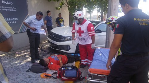 Atropellan a repartidor de periódicos en Paseo de los Leones