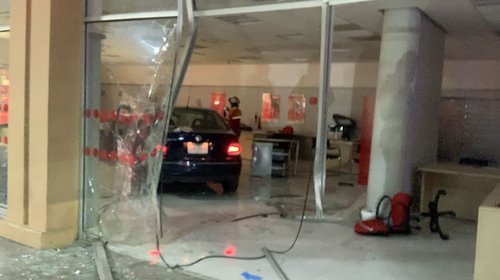 Conductor atropella a mujer y choca contra banco Monterrey