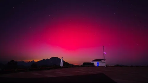 Auroras boreales iluminan el cielo de Nuevo León