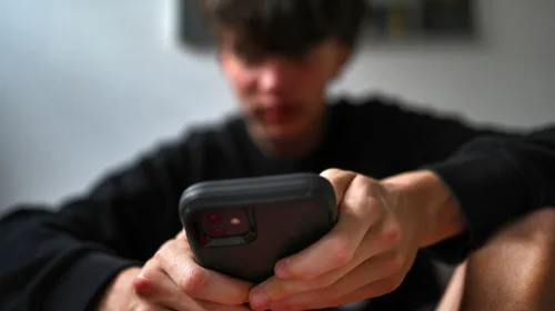 Australia prohíbe las redes sociales a menores de 16 años