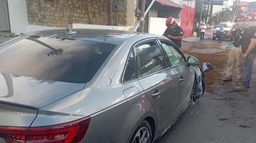 Joven estrella auto de lujo contra barda en Valle Alto