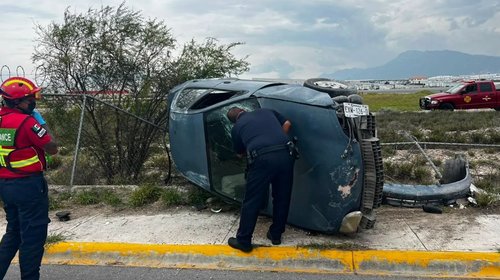 Huye conductor tras volcadura cerca de terminal aérea de Coahuila