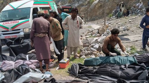 Mueren 40 al caer autobús a barranco en Pakistán