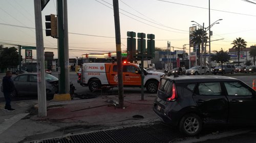 Chocan dos automóviles en avenida Chapultepec