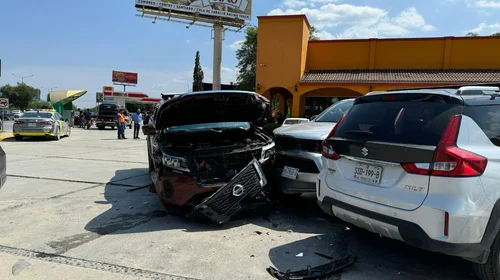Automovilista se estrella contra seis vehículos en Santiago