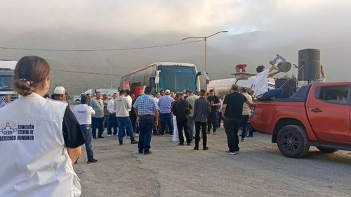 Avanza caravana de transportistas; denuncian extorsiones 