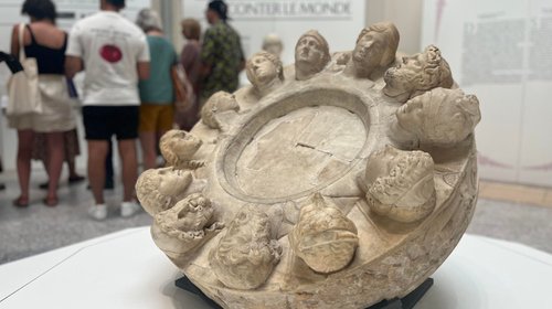 Bayona explora el poder de los mitos en un 'pequeño Louvre'