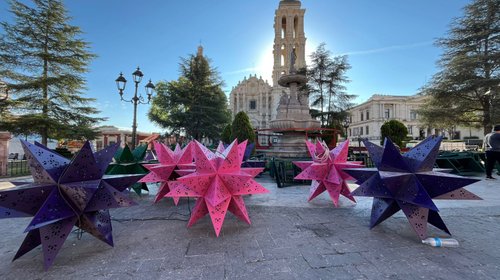 Instalan el pino navideño en Plaza de Armas en Saltillo