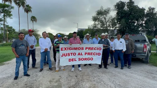 Campesinos bloquean puente internacional Reynosa-Pharr