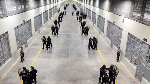 Denuncian corrupción en cárceles salvadoreñas; pagan por visitas