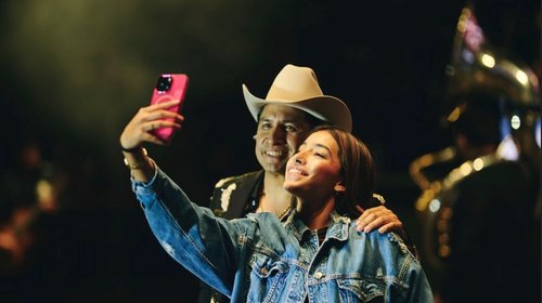 Joven de 16 años sorprende a Julión Álvarez en su concierto